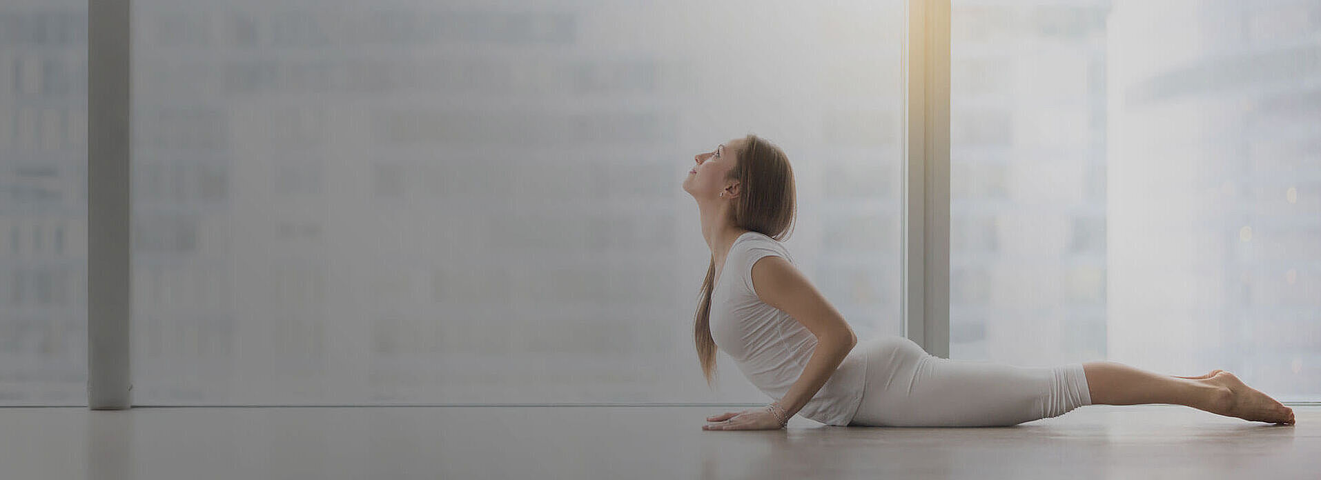 Frau übt Pose der Kobra (Bhujangasana)  
