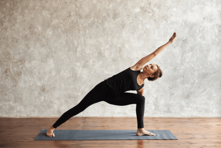 Parsvakonasana – So übst Du den gestreckten seitlichen Winkel