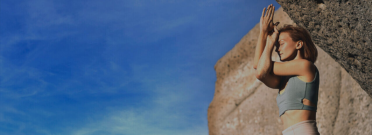 Frau praktiziert Tantra Yoga