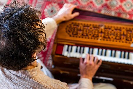Wie wirkt Mantra-Singen? Wissenschaftlich und spirituell erklärt