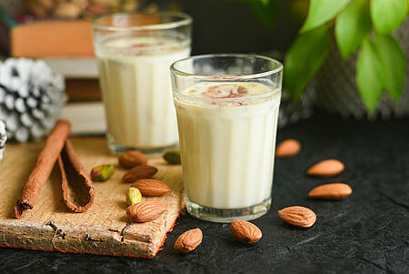 Ayurveda-Rezept: Mandelmilch mit Vanille, Zimt und Safran