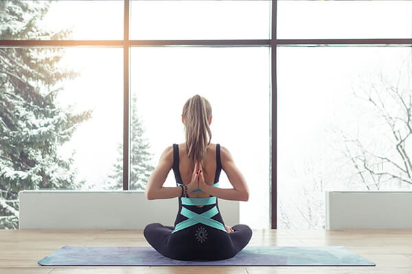 Yoga_im_winter_zuhause
