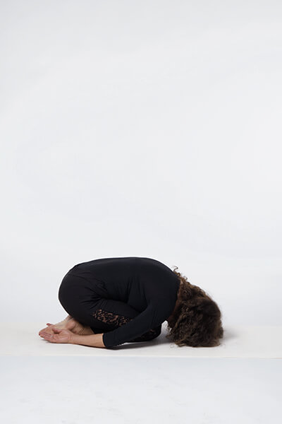 Yogaübeung fuer Resilienz: BALASANA