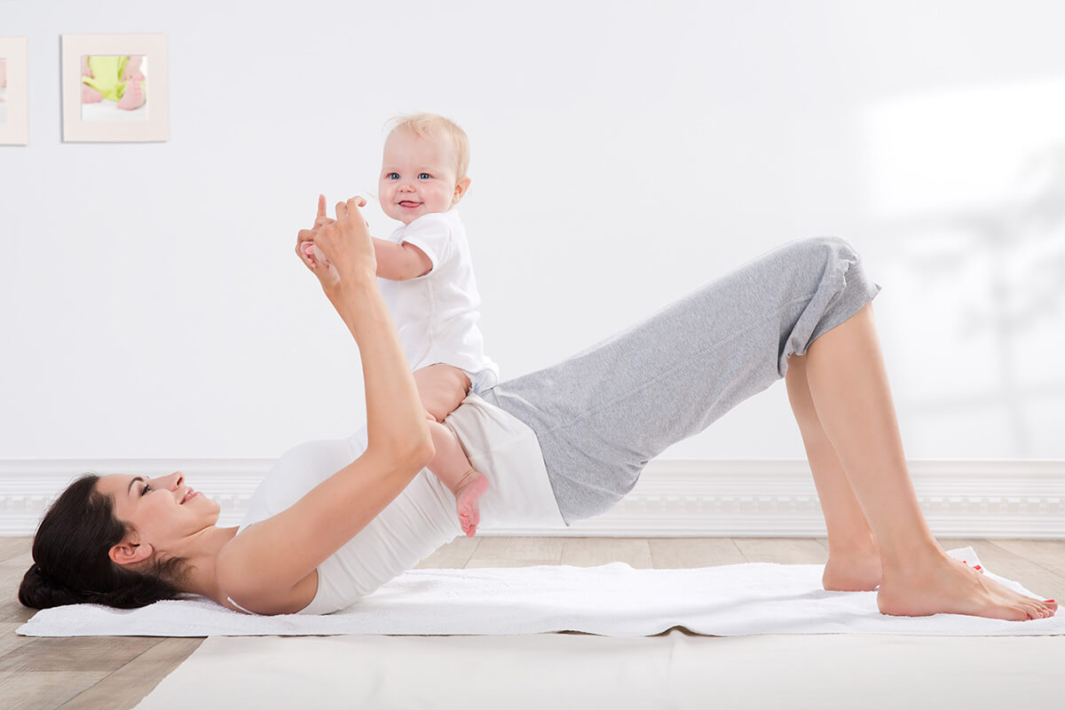 Mutter-baby-yogauebung
