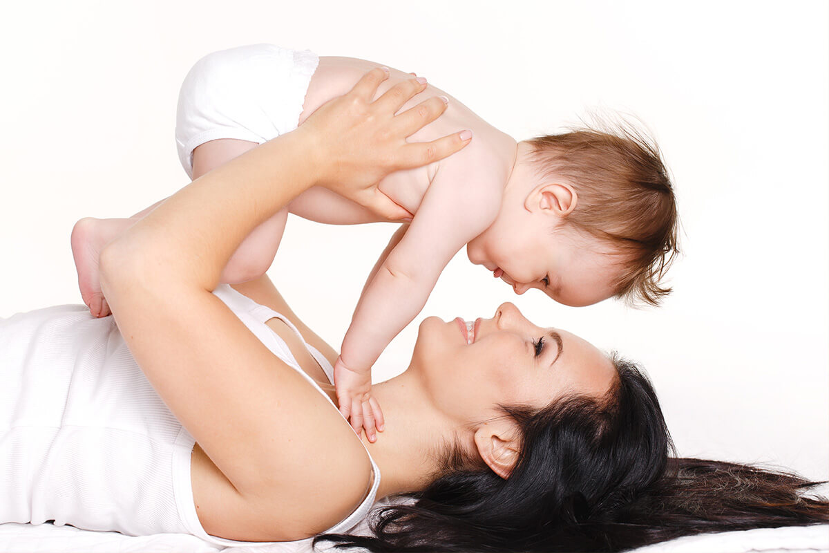Yoga-mit-Baby-liegend