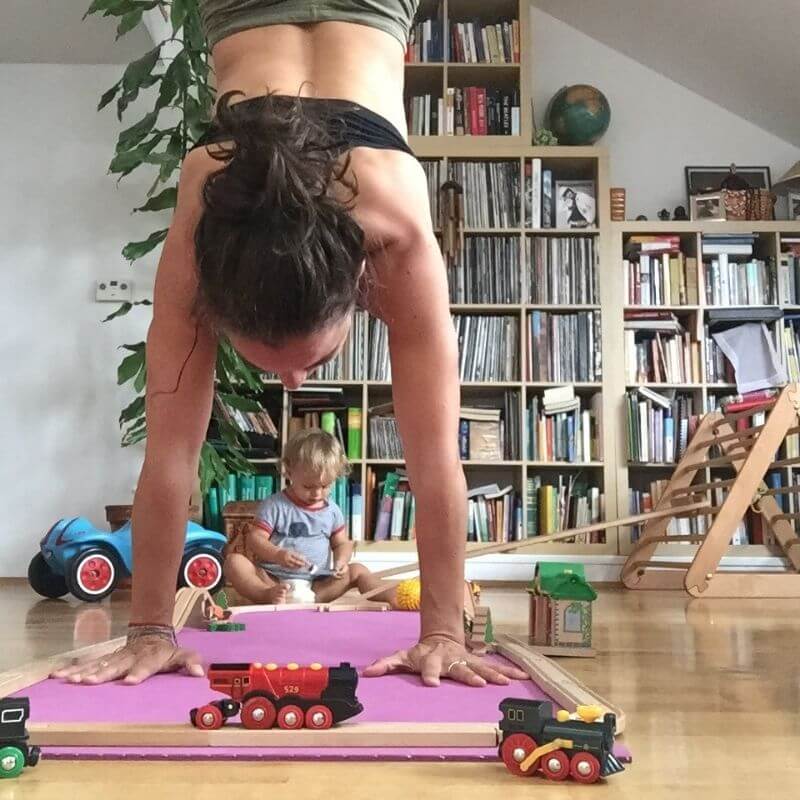 Handstand üben mit Kind auf der Matte