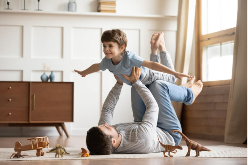Partnerübungen beim Eltern-Kind-Yoga