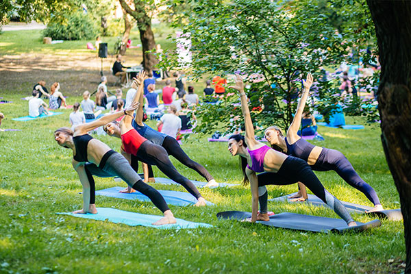 Teilnehmer Yoga-Festival im Freien