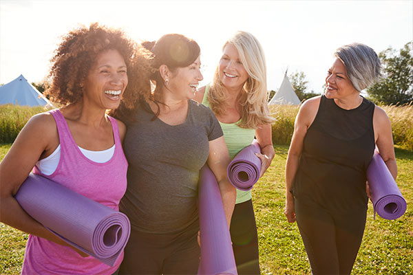 vier Frauen auf Yoga-Festival