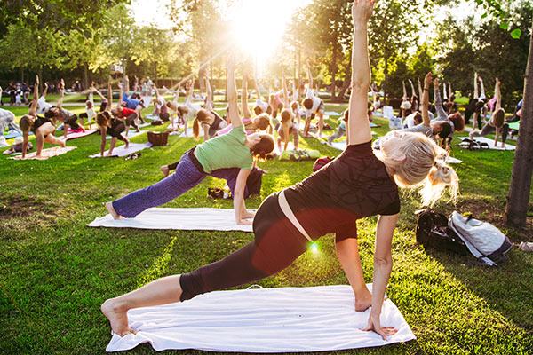Frau übt Yoga auf Yoga Festival