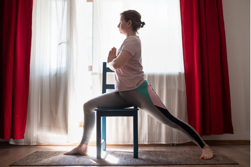 Yoga auf dem Stuhl: Krieger Variation