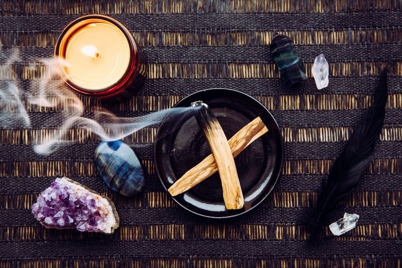 Reinigungs-Ritual für die Wohnung: Räuchern mit Palo Santo