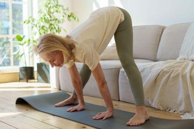 Prasarita Padottanasana (Stehende Grätsche mit Vorbeuge)