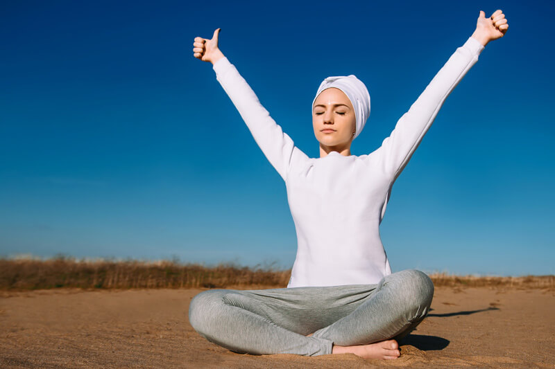 Frau macht Kundalini Yoga Übung