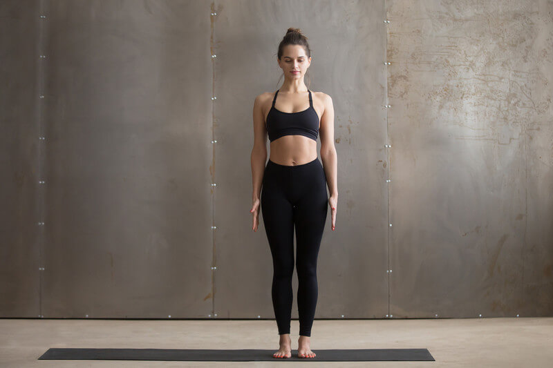 Tadasana Frau führt die Yoga Übung Tadasana aus