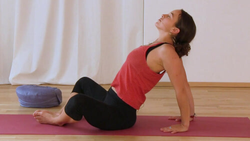 Hormon-Yoga Übung für die Wechseljahre Julia Rakus während einer Yoga Übung für die Wechseljahre