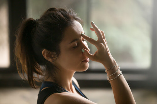 Foto: Eine Frau macht Atemübung aus dem Yoga gegen Angst