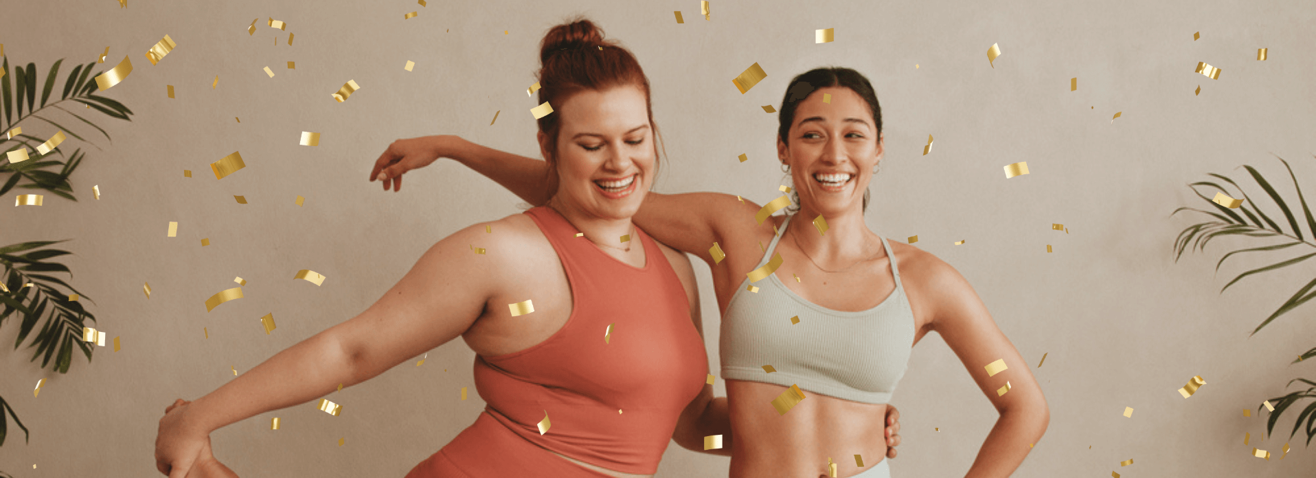 YogaMeHome-Geburtstag: Zwei glückliche Frauen in Yoga-Kleidung und Konfetti in der Luft