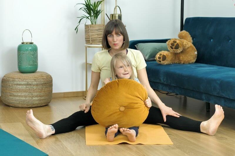 Autorennen: Yoga für Mutter und Tochter oder Sohn