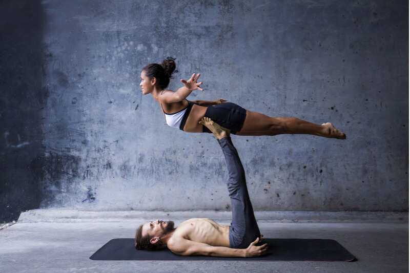 Flieger - Acro Yoga für Anfänger